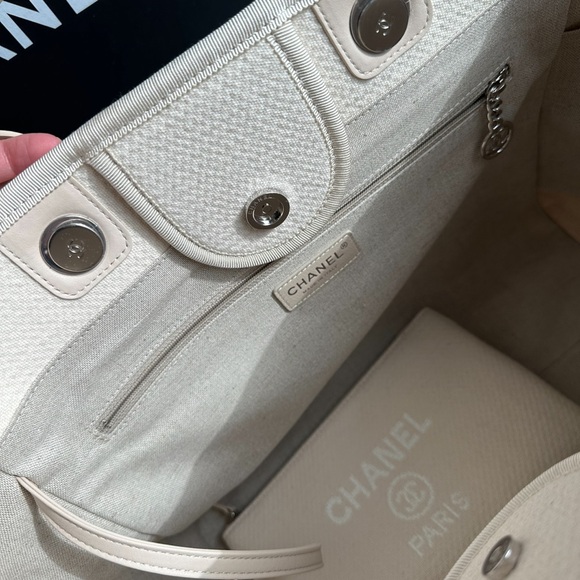 Chanel Large White Shopping Bag. New with dust bag, box and detachable clutch. - Picture 2 of 6